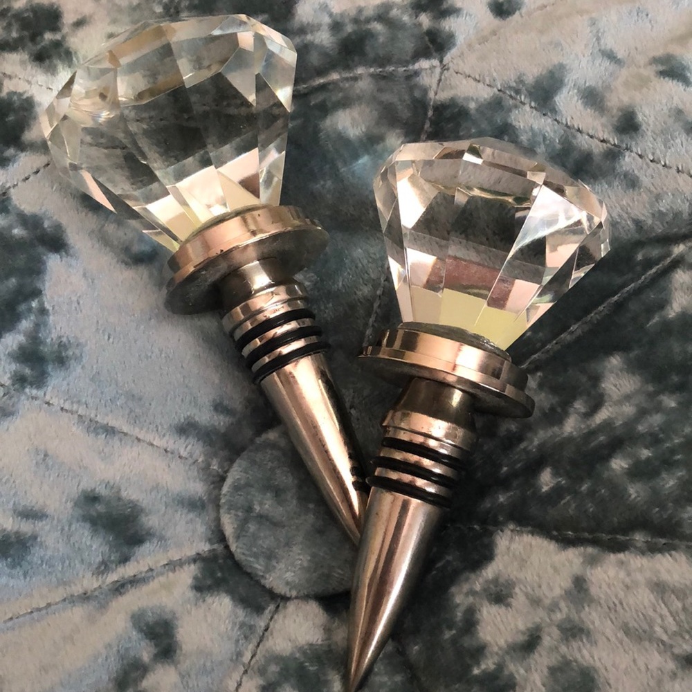 Fancy diamond cut bottle stoppers
